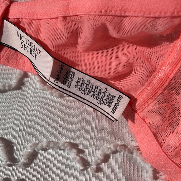 Victoria’s Secret 32DDD bra! Silky smooth interior - Picture 3 of 3